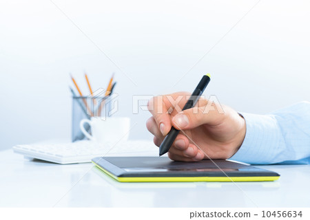 Designer hand drawing a graph on the tablet Designer hand drawing a graph on the tablet 10456634