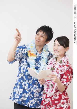 一對夫婦穿著阿羅哈襯衫 一對夫婦穿著阿羅哈襯衫 10464800
