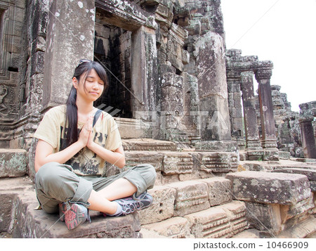 Girls to meditate Girls to meditate 10466909