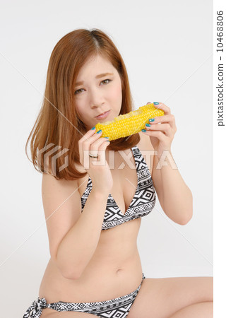 A young woman eating corn 10468806