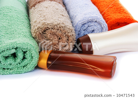 Towels and shampoo bottles 10471543
