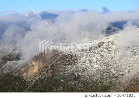 Sequoia National Park with snowy scenery Sequoia National Park with snowy scenery 10471833