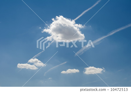 Traces of planes and clouds in the sky 10472513