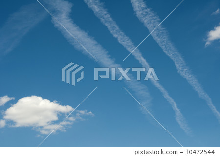 Traces of planes and clouds in the sky 10472544