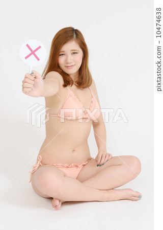 穿著泳衣的女性出現了交叉標記 10474638