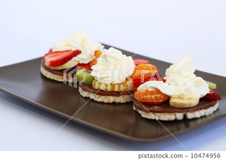 Puffed rice with fruits and cream Puffed rice with fruits and cream 10474956