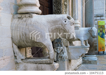 Main Entrance to the St. Nicholas Basilica. Bari. Apulia. 10475113