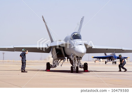 US Navy aircraft carrier aircraft under inspection before flight F / A - 18 E Super Hornet Battle Attack Machine 10479380