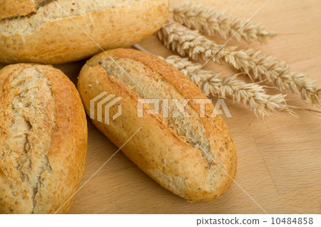 roll on wooden table with ears of wheat grain 10484858