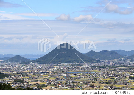 "Sanuki Fuji (Iino mountain)" and Marugame (Sanuki) plain seen from the observatory of Konpira's main shrine 10484932