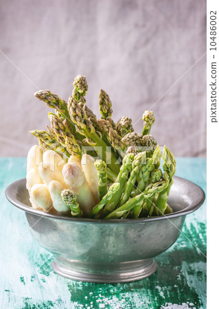 Green and white asparagus Green and white asparagus 10486002