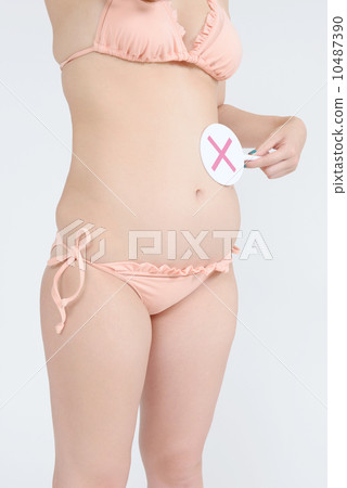 穿著泳衣的女性出現了交叉標記 10487390
