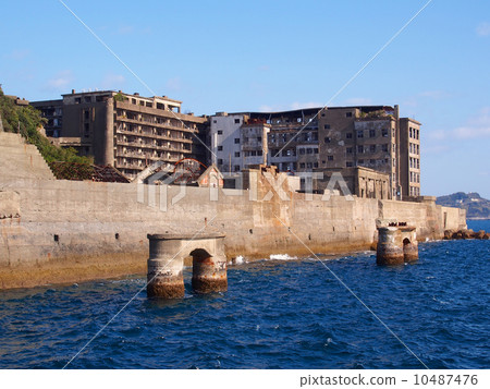 從戰艦島第65號建築公寓和海豚碼頭附近的豐島中小學 從戰艦島第65號建築公寓和海豚碼頭附近的豐島中小學 10487476