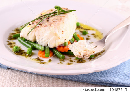Cod Fillet with green beans, peas, parsley 10487545