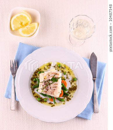 Cod Fillet with green beans, peas, parsley, wine 10487548