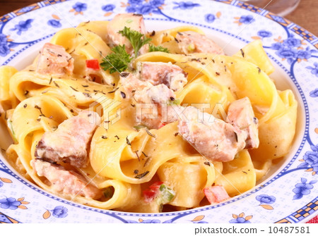 Piece of salmon fillet with tagliatelle, cream sauce 10487581