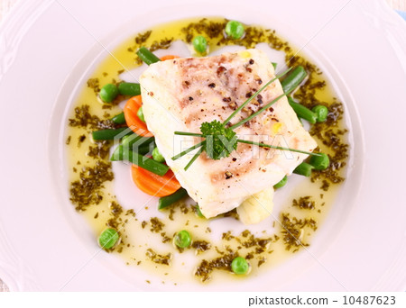 Cod Fillet with green beans, peas, parsley 10487623