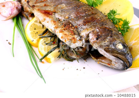Grilled whole trout with potato, lemon and garlic 10488015