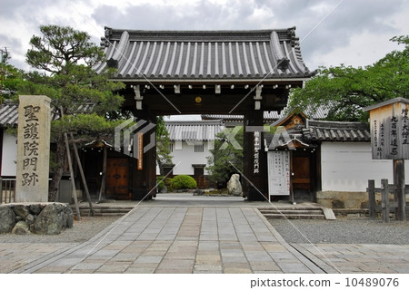 Scenic view of the main gate of Kyoto Seikyoin 10489076