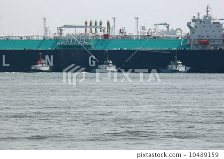 拖船可共同移動大型油輪 10489159