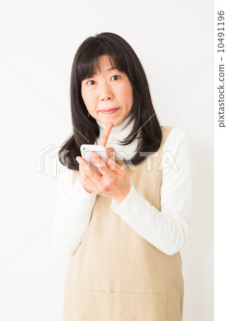 Woman operating a smartphone 10491196