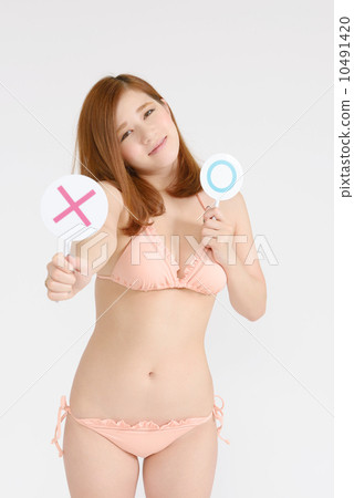 穿著泳衣的女性出現了交叉標記 10491420