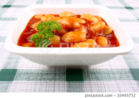 Giant white beans in tomato sauce and parsley 10493752