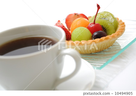 Fruit tart and coffee 10494905