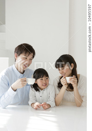 Family group dining 10495597