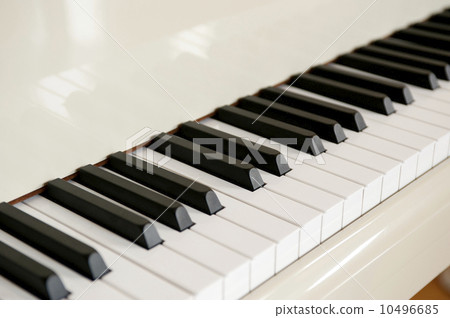 White piano 10496685