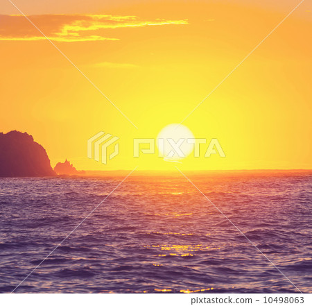 Sea sunset 10498063