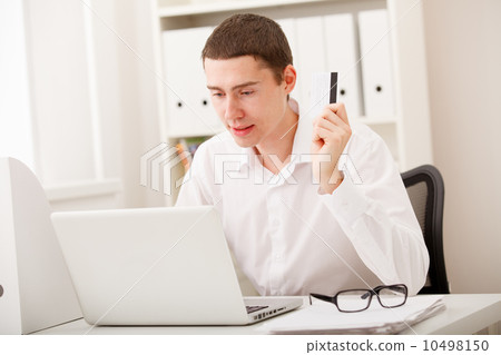 man using credit card 10498150
