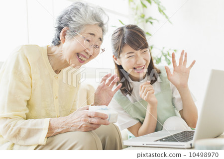Grandmother and daughter · Home nursing care Grandmother and daughter · Home nursing care 10498970