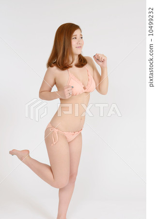 泳裝的一名婦女出現跑 10499232