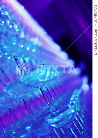 香檳塔在成人的氛圍中 香檳塔在成人的氛圍中 10499472