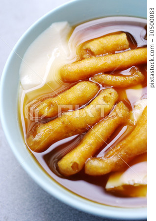 图库照片: tofu pudding dessert with mini deep