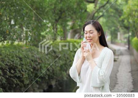 Middle-aged women feeding hydration 10500883