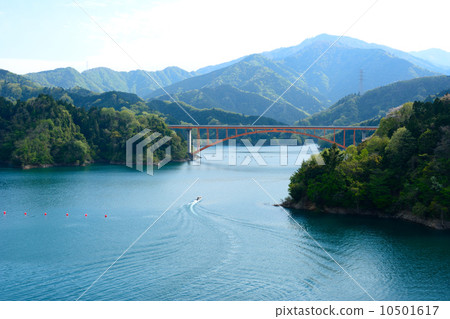 新鮮的綠色Miyagase湖2014年 10501617