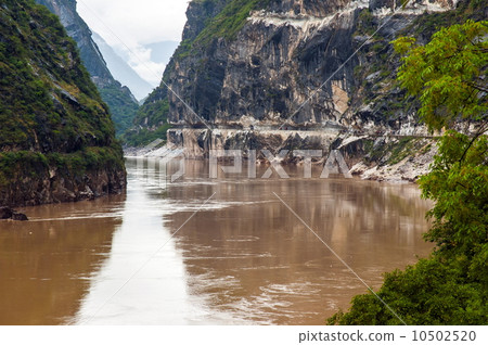 Yunnan scene-Hutiao gorge(Hutiaoxia) entry of Jinsha river Yunnan scene-Hutiao gorge(Hutiaoxia) entry of Jinsha river 10502520