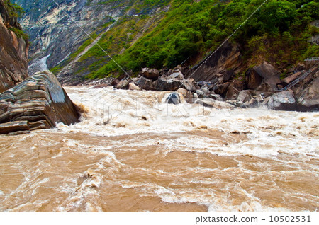 Yunnan scene-Hutiao gorge(Hutiaoxia) water fall of Jinsha River 10502531