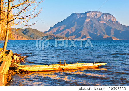 Yunnan scene-Lugu Lake bank 10502533