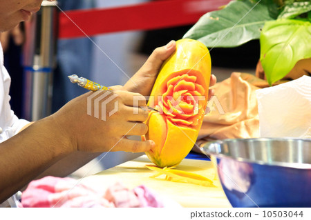 papaya carving 10503044