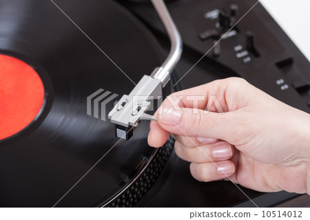 placing the needle on a record placing the needle on a record 10514012