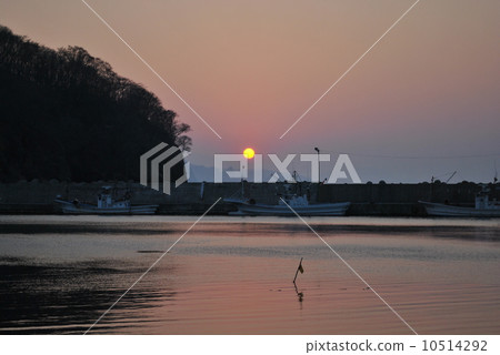Otaru and Ninjyo (Oshoro) Sunset seen from the fishing port Otaru and Ninjyo (Oshoro) Sunset seen from the fishing port 10514292