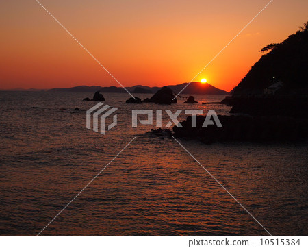 夫婦岩石的日出 10515384