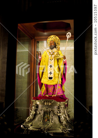 Inside St. Nicholas Basilica. Bari. Apulia. 10515397