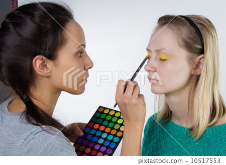 Making Make up with palette in hand 10517553
