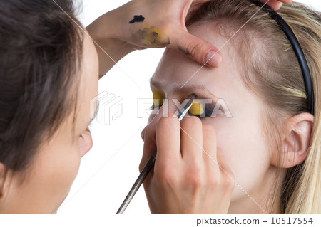 Making Make up closeup 10517554