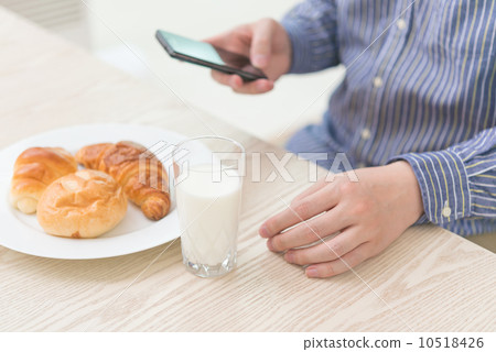 用餐時的智能手機 10518426
