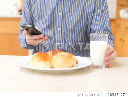 用餐時的智能手機 10518427